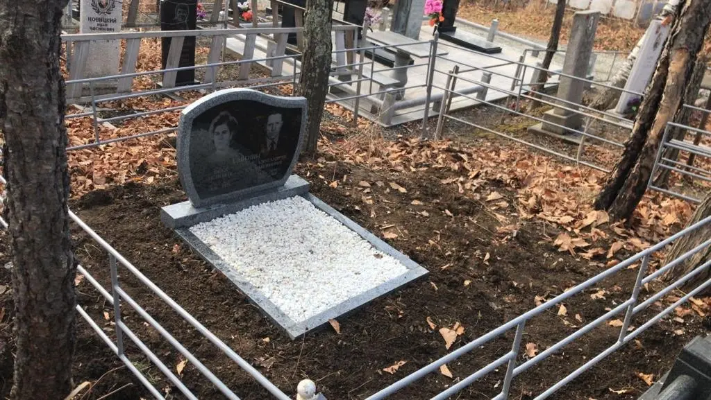 Участок после замены памятника, покраски ограды и планировки