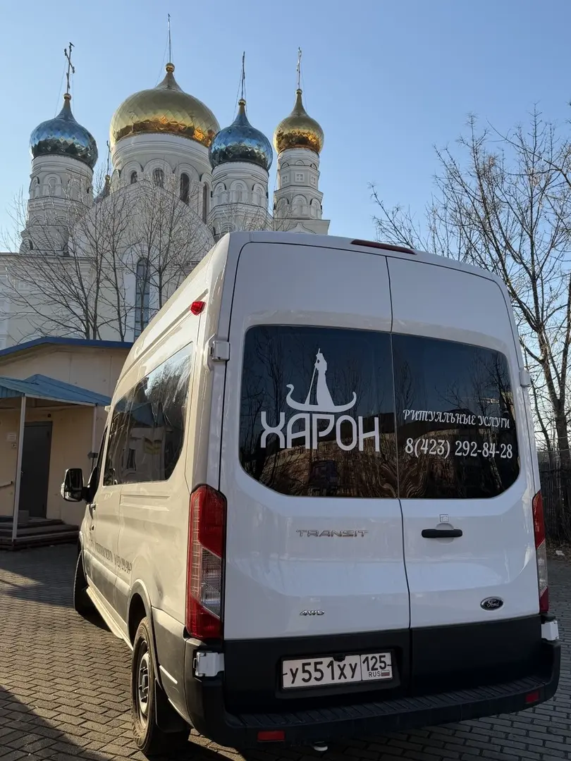 Белый Ford с символикой «Харона», вид сзади на фоне храма