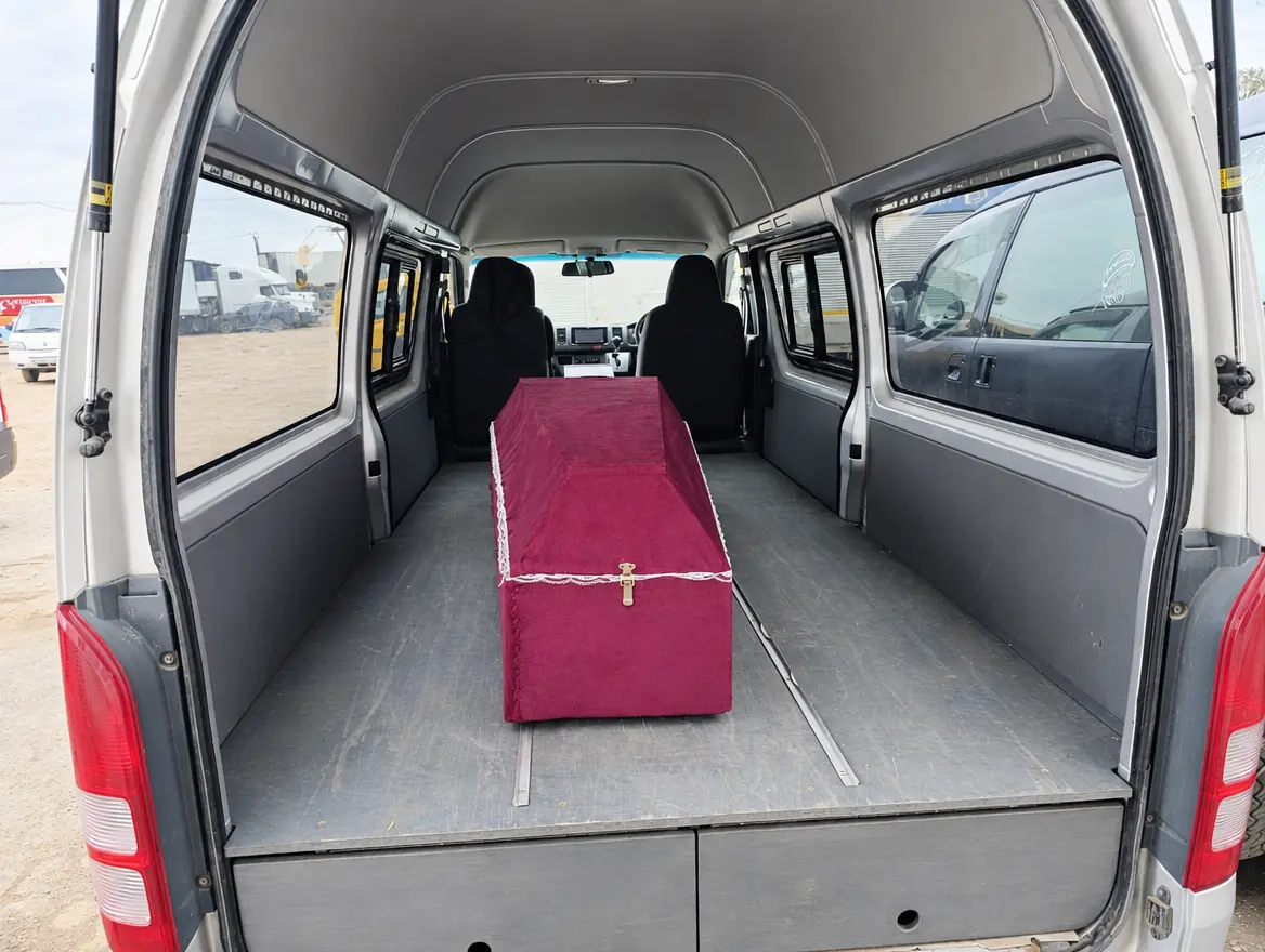 Салон Hiace с бордовым гробом, вид через открытые задние двери